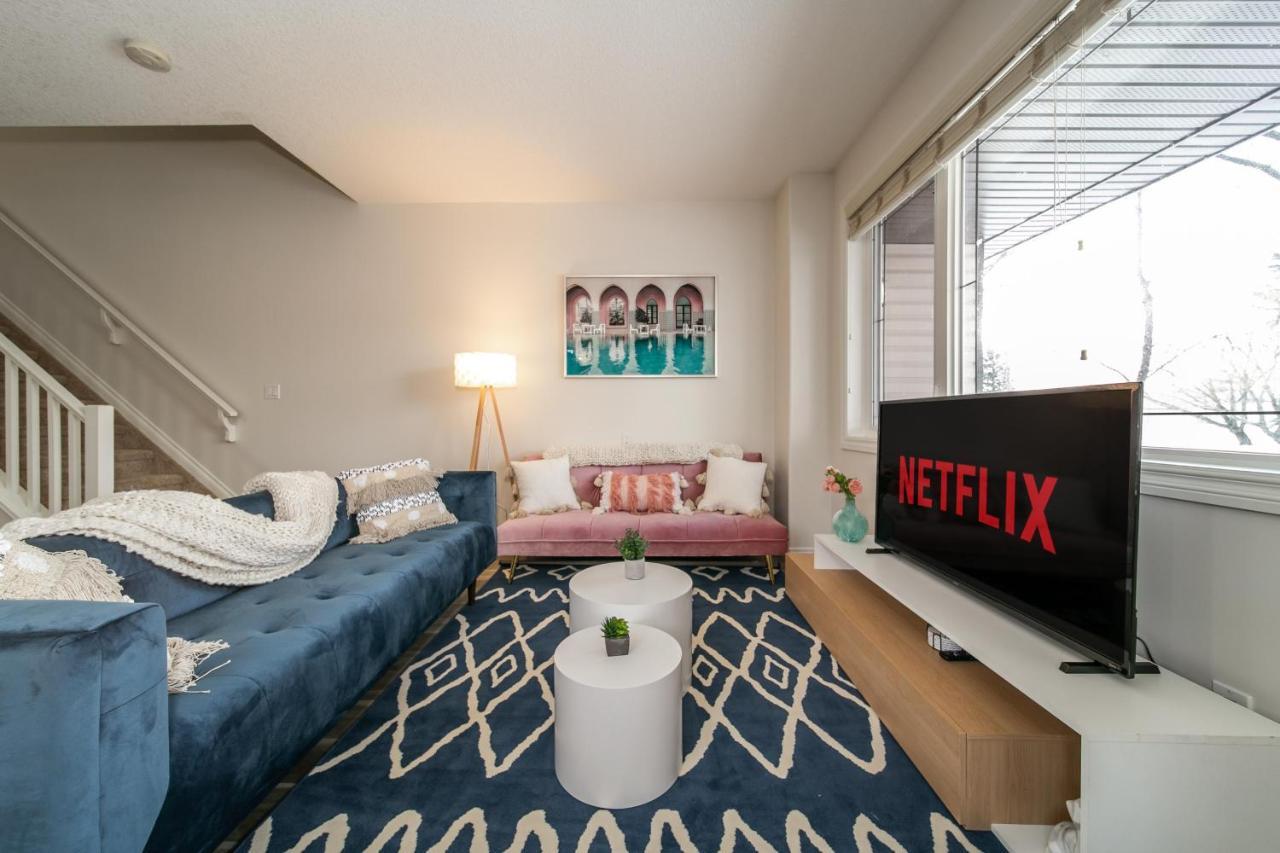 Mediterranean Retreat - King Bed - Fireplace - Jacuzzi - Fast Wi-Fi - Games Room - Free Parking & Netflix Edmonton Exterior photo